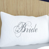 Elegante Script Romantic Bride White Wedding Kissenbezug