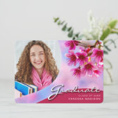 Elegante Script-Rosa-Blume | Modernes Foto Grad Ankündigung (Stehend Vorderseite)