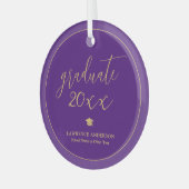 Elegante Script Royal Lila Graduate 2024 Ornament Aus Glas (Vorderseite links)
