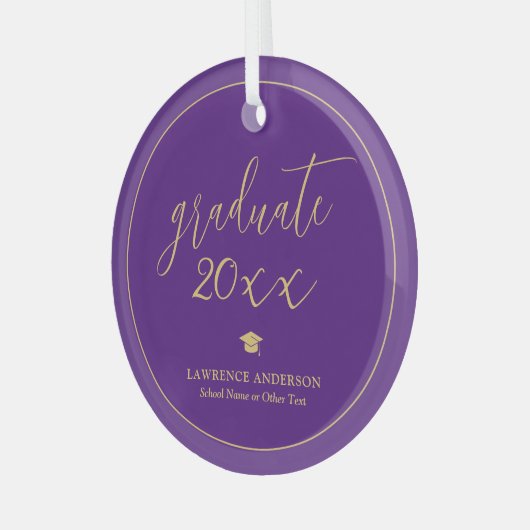 Elegante Script Royal Lila Graduate 2024 Ornament Aus Glas (Vorderseite links)