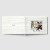 Elegante Script Rustic Wood New Mr. und Mrs. Foto Gästebuch (Voll)