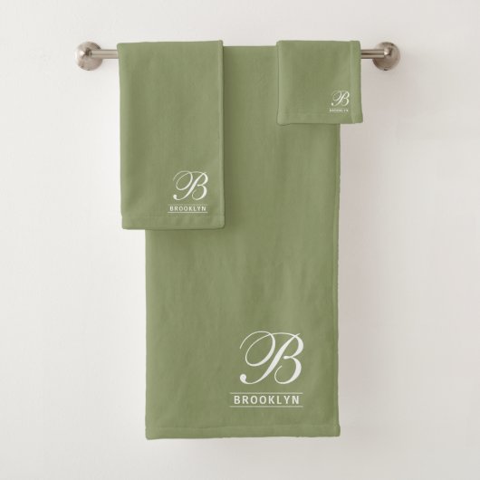 Elegante Script Serif Monogram Sage Green Badhandtuch Set (Insitu)