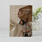 Elegante Script-Typografie-Foto Save-the-Date-Kart Folieneinladung (Stehend vorne)