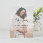 Elegante Script Typografie Moderne Foto Babydusche Einladung (Stehend Vorderseite)