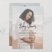 Elegante Script Typografie Moderne Foto Babydusche Einladung (Vorne/Hinten)