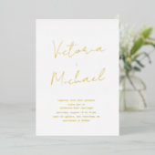 Elegante Script Typografy Foil Wedding Einladung (Stehend vorne)
