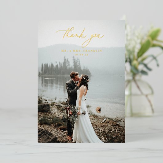 Elegante Script Wedding Foto Foil Danke Card Folieneinladung (Stehend vorne)