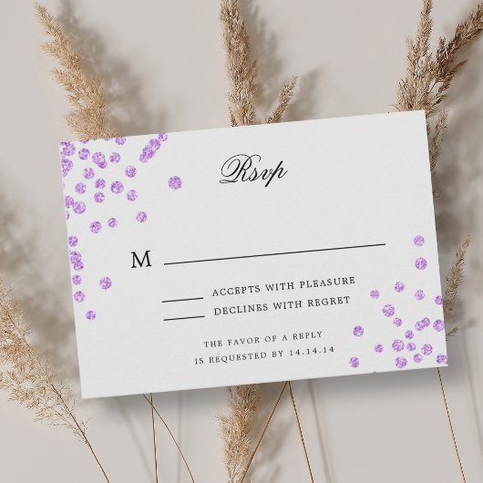 Elegante Script Wedding RSVP Lila Confetti Karte