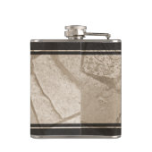 Elegante Sepia Toned Cracked Stones Flachmann (Rückseite)