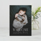 Elegante Serif Welcome Baby Foto Birth Ankündigung (Stehend Vorderseite)