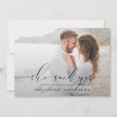 Elegante Sie sagte Yes Calligraphy Engagement Part Einladung (Vorderseite)