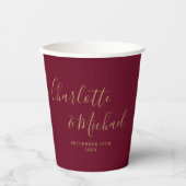 Elegante Signature Burgundy und Gold Script Weddin Pappbecher (Vorderseite)