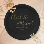 Elegante Signature Script Black and Gold Hochzeit Pappteller<br><div class="desc">Elegante Teller in Schwarz und Gold,  personalisiert mit Stilbezeichnungen und Ihrem besonderen Hochzeitstag. Entwickelt von Thisisnotme©</div>