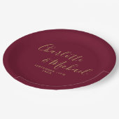 Elegante Signature Script Burgundy und Gold Weddin Pappteller (Schrägansicht)