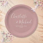 Elegante Signature Script Dusty Rose Hochzeit Pappteller<br><div class="desc">Elegante Signatur staubige Rose Hochzeitszeitung Teller personalisiert mit Signaturstil Namen und Ihrem besonderen Hochzeitsdatum. Entwickelt von Thisisnotme©</div>