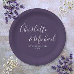 Elegante Signature Script Lila Hochzeit Pappteller<br><div class="desc">Elegante lila Hochzeitszeitung-Teller personalisiert mit Stilnamen und Ihrem besonderen Hochzeitsdatum. Entwickelt von Thisisnotme©</div>
