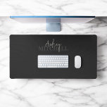 Elegante Signature Script Monogram Black Schreibtischunterlage<br><div class="desc">Auf dem Desk Mat finden Sie das Schriftart Duo moderner Kalligraphie und eleganten Serif-Schriftart.</div>