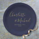 Elegante Signature Script Navy Blue Gold Hochzeit Pappteller<br><div class="desc">Eleganter marineblauer Hochzeitsplatz mit personalisierten Stilnamen und Ihrem besonderen Hochzeitstag. Entwickelt von Thisisnotme©</div>