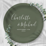 Elegante Signature Script Olive Green Wedding Pappteller<br><div class="desc">Elegantes Signaturskript Olivgrün Hochzeitspapier Teller personalisiert mit Signaturstil Namen und Ihrem besonderen Hochzeitstag. Entwickelt von Thisisnotme©</div>