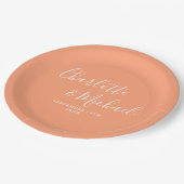 Elegante Signature Script Peach Hochzeit Pappteller (Schrägansicht)