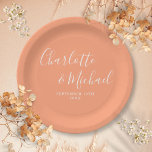 Elegante Signature Script Peach Hochzeit Pappteller<br><div class="desc">Elegante Teller mit Pfirsichzettel,  personalisiert mit Stilnamen und Ihrem besonderen Hochzeitstag. Entwickelt von Thisisnotme©</div>