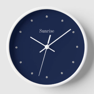 Elegante silberfarbene Punkte auf großer Navyblaue Uhr