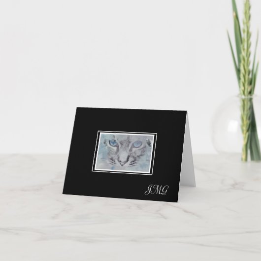 Elegante silbergraue Katze auf schwarzem Hintergru (Vorderseite)