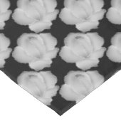 Elegante silbergraue Rose auf schwarz oder in beli Tischdecke (Schrägansicht)