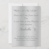 Elegante Silberkreuz-Taufe auf metallischem Hinter Einladung (Rückseite)