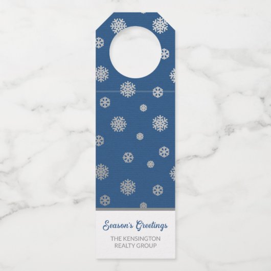 Elegante Silver Blue Snowflakes Corporate Holiday Flaschenanhänger (Vorderseite)