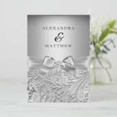 Elegante Silver Bow Silver Leaf Swirl Wedding Einladung (Stehend Vorderseite)
