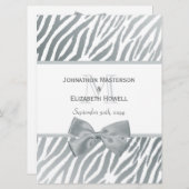 Elegante Silver Bow Zebra Print Monogram Wedding Einladung (Vorne/Hinten)