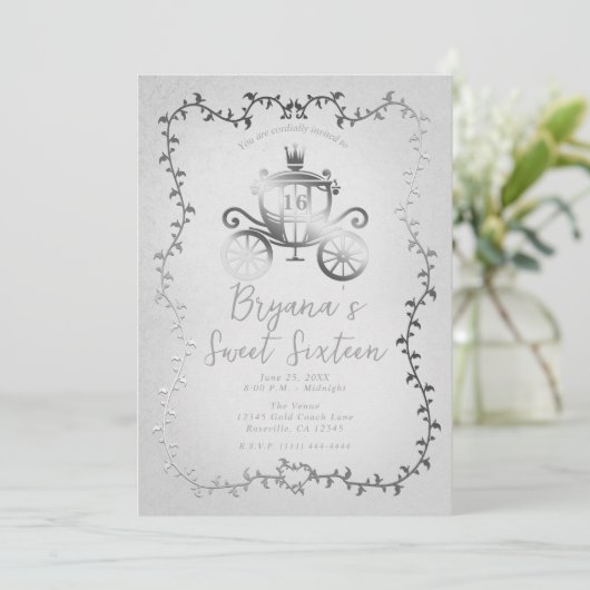 Elegante Silver Carriage White Storybook Sweet 16 Einladung (Stehend Vorderseite)