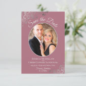 Elegante Silver Curls auf Dusty Rose Foto Hochzeit Save The Date (Stehend Vorderseite)