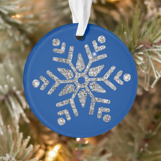 Elegante Silver Diamond Snowflake auf blau Ornament (Baum)