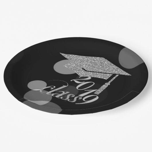 Elegante Silver Glitzer Graduation Cap, Klasse 201 Pappteller (Schrägansicht)