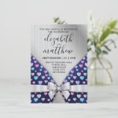 Elegante Silver Invitation Bow und Herz-Speckles Einladung (Stehend Vorderseite)