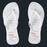 Elegante Silver Lace & Red Trauzeugin Wedding Badesandalen<br><div class="desc">Diese niedlichen Flip Flops sind ein lustiger Weg, um der Trauzeugin bei Ihrer Hochzeit zu danken und sie zu erkennen. Das elegante Design mit silbergrauem Spitz auf weißem Hintergrund und extravaganter, knallroter Schriftzeichen. Es gibt Platz für ihren Namen und Titel, sowie die Namen des Ehepaares und das Datum. Ein guter...</div>
