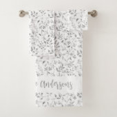 Elegante Silver Leafy Print auf White Family Name Badhandtuch Set (Insitu)