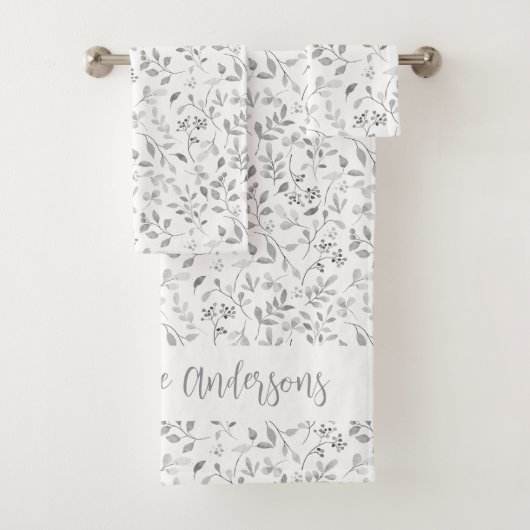 Elegante Silver Leafy Print auf White Family Name Badhandtuch Set (Insitu)