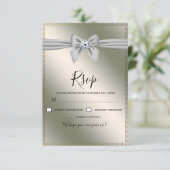 Elegante Silver Ribbon Bow Wedding RSVP Karte (Stehend Vorderseite)