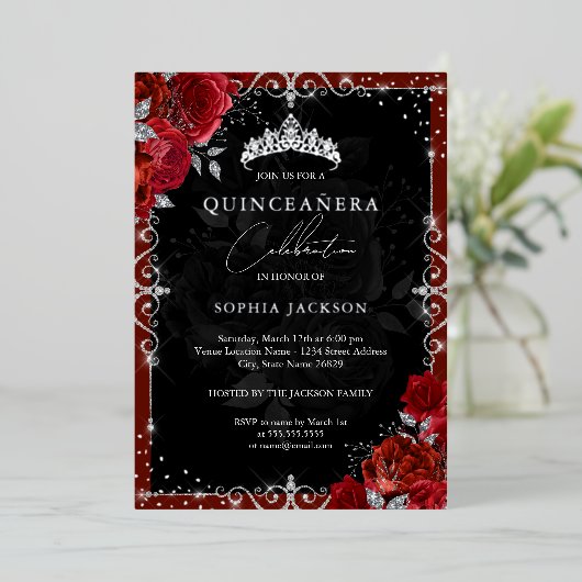 Elegante Silver Rote Rose Quinceanera Folieneinladung (Stehend vorne)