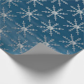 Elegante Silver Snowflakes auf Blue Ombre Geschenkpapier (Ecke)