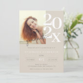 Elegante Simple Foto Script Graduation Party Einladung (Stehend Vorderseite)