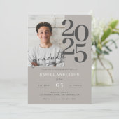 Elegante Simple Foto Script Graduation Party Einladung (Stehend Vorderseite)