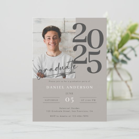Elegante Simple Foto Script Graduation Party Einladung (Stehend Vorderseite)