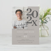 Elegante Simple Foto Script Graduation Party Einladung (Stehend Vorderseite)