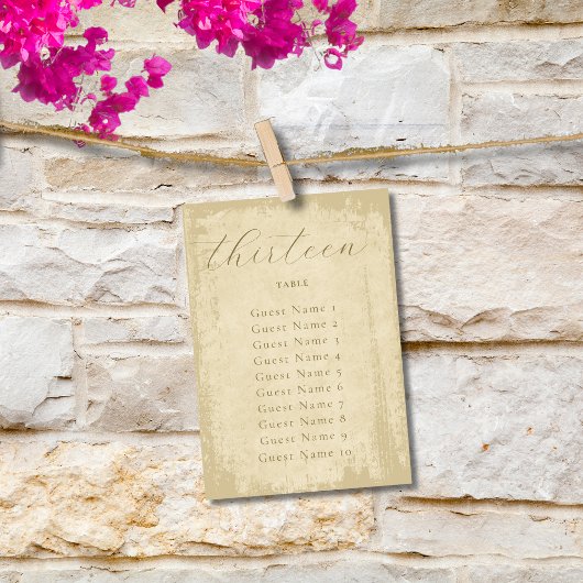 Elegante Sitzplatzierung an der weißen Grunge Tischnummer