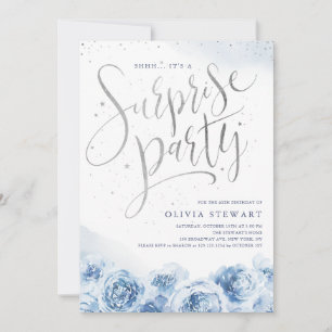 Elegante Skripte dusty Blue Blumenüberraschung Geb Einladung