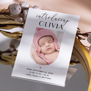 Elegante Skripterstellung. Geburt des Fotos Ankündigung